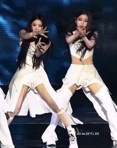 Nmix ジウ ギュジン ヘウォンの内転筋太ももが膝の上に座って足を蹴り上げる