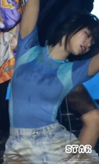 雨に濡れた青い半袖Tシャツがはねる 宮尾翠音