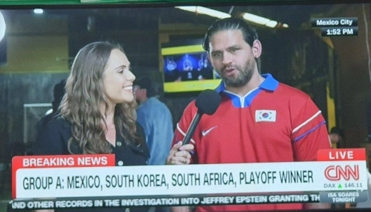 メキシコのサッカーファンの衣装がCNNで紹介される