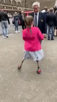 世界テコンドー協会会長の前に立つプムセ