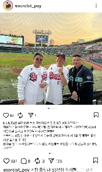 チェ・イドンを暴露するアカウント投稿です。真ん中の人は誰ですか？