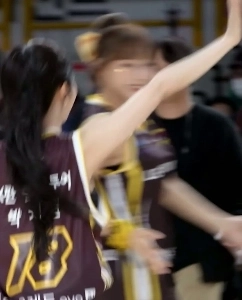 Fromis_Nine パク・ジウォン、バスケットボールのユニフォームで横乳露出