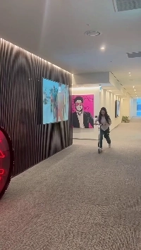 (SOUND)仕事中にキックボードに乗るカリーナ