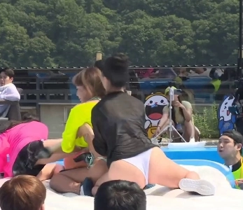 (SOUND)ㅇㅎ) 水遊びをする妻と子供たち