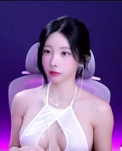 キム・ウユの脇の下