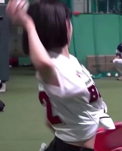 (SOUND)始球式の練習をするキム・チェウォン。斗山の制服の隙間から生ブラで露出した横乳