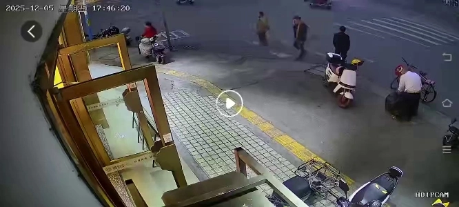 (SOUND)嫌)昨日、インド、中国で車が衝突しました。