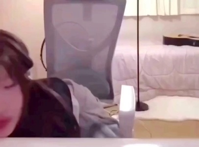 Fromis_9メンバーソン・ハヨン、机の下から物を取り出す際に胸の谷間を失う