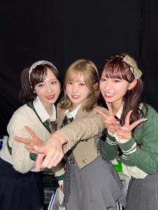 ひとみはしばらく故郷へ行った。