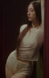 ベッドの上のクリスタルチョン・スジョン。白の巾着+銀の水玉ストッキングのお尻。