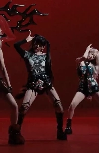 ベビーモンスターローラの下から取り出した超ミニガーターベルト