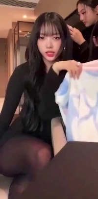 (SOUND)ラバン中にあぐらをかいて座るミヤオ・スイン・ガムスの太もも