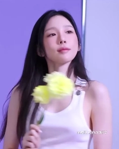 テヨンのサイドにスリットが入った白いリブ編みのノースリーブ、豊満な胸+淡い脇の下