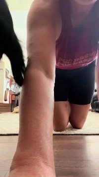 (SOUND)飼い主が運動しているときに邪魔をする犬