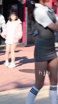 (SOUND)路上で大道芸をしている妹の体を見てください。