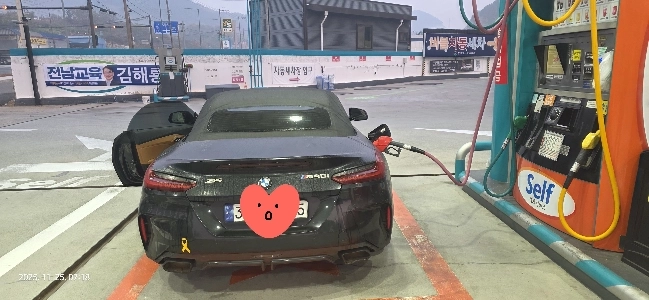 たった 1 枚のステッカーで多くの人を除外しました。