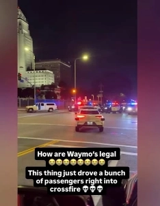 (SOUND)自動運転タクシーが犯罪者逮捕中に通り過ぎる.mov