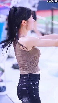 (SOUND)シン・セヒ チアリーダー 私服 ポニーテール ノースリーブ 横顔