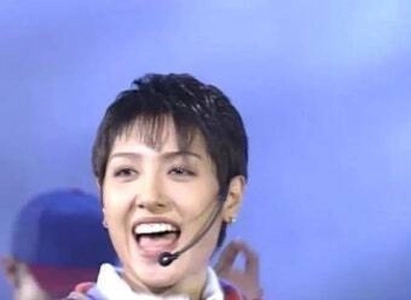 振り返ってみると、彼女は90年代の信じられないほど美しい女性歌手でした。泥棒