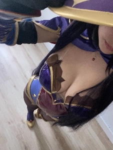 上から見た女性の大きな胸