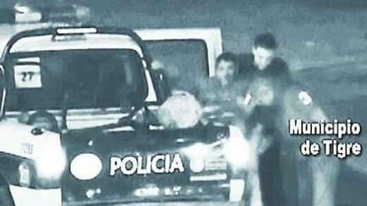 アルゼンチンの女性警察官が犯人逮捕中に強姦