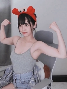 上腕二頭筋を美しく見せるQWERトップス。谷間くっきりなグレーの紐タンクトップ。