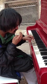 (SOUND)ホームレスの男性が捨てられたピアノを発見.mp4