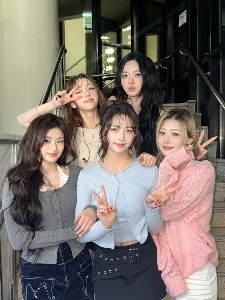 [FiftyFifty] ファンミーティング集合写真。 jpg