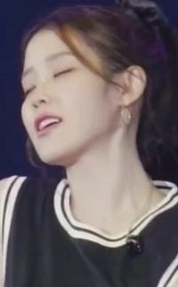 (SOUND)黒いバスケットボールユニフォームを着て胸をなでるIUの艶めかしい表情