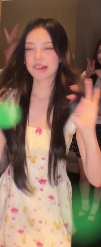 Hearts to Hearts ロングストレートヘア イアン 素敵な花柄のドレス ほんのり上の胸の谷間