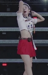 前はスカート、後ろはホットパンツを履いているスルギ。背中の脂肪が赤く浮き出ています。