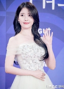 IUが朝を迎える