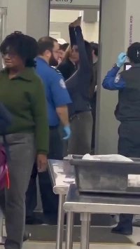 (SOUND)空港の保安検査を通過する妹