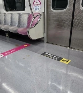 大邱地下鉄のうんち椅子は布でできているように見えます。