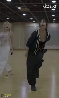 [Kiss of Life] ん?) 振り付けを一生懸命練習するナッティ