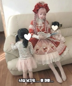 2人の娘を育てる48歳の日本人男性