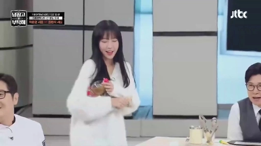 (SOUND)音） ツヤンは我慢できなくなって冷蔵庫に駆け込みます。