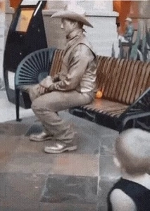 アルバ、倒れた像