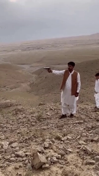 初めて銃を撃つ男性