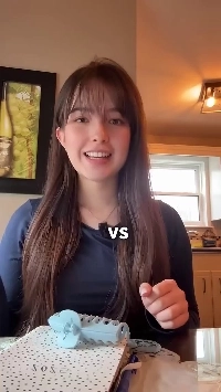 (SOUND)アメリカとカナダの発音の違いについて女性が説明する。