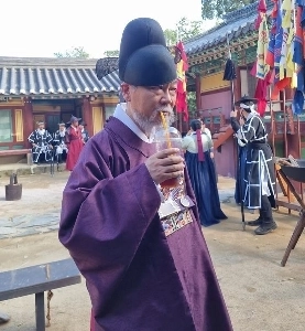 「」「「えっ！！！」キム大尉、あなたには身体能力すらないのに、何かを使って宮殿の周りを馬で回るなんて、よくもまあ！」