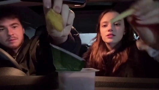 (SOUND)チキンナゲットを食べているときに突然泣き始めるカップル