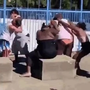 激しく戦う太った黒人女性…gif