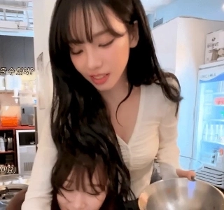 ジゼル、エスパ、急いで髪を取り除く