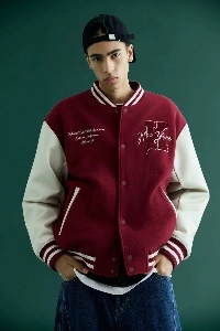 ヤング フォーティ バーシティを着用できますか?