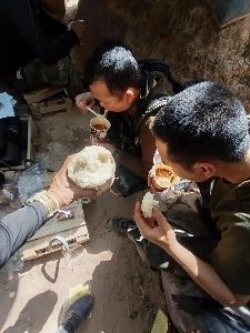 戦場で食事をするタイの兵士