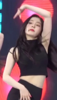 Red Velvet アイリーンが黒のスラックスで骨盤を優しく揺らす