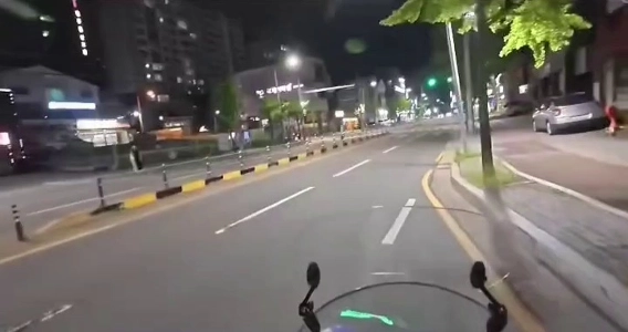 (SOUND)歩道橋を歩く女性 mp4