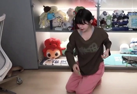 (SOUND)ウ・ジョンインは猫と遊んでいる間、少し気が散っていました。