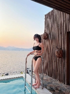 プールヴィラのプールで黒のリブビキニを着たココのめまいのするボディ